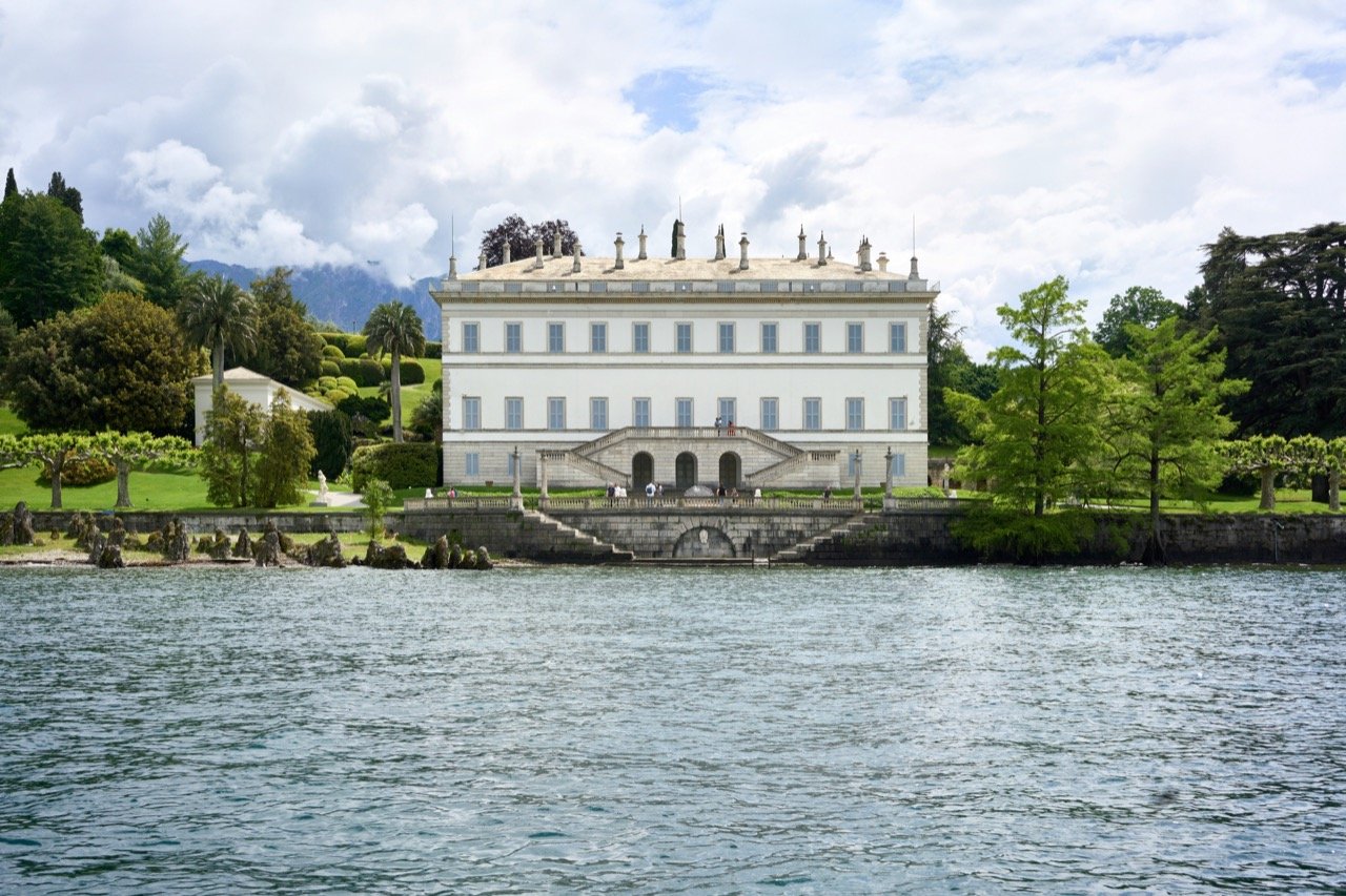 Villa neoclassica affacciata sul lago